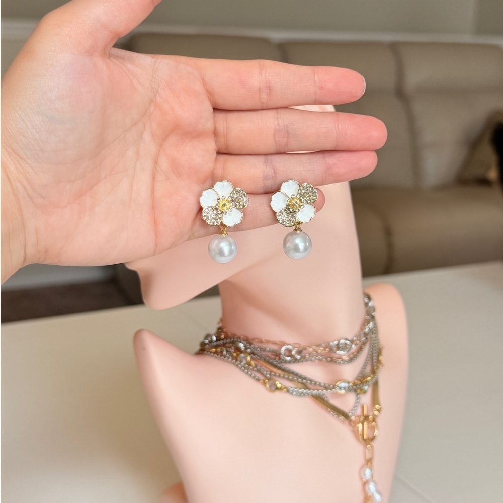 Elegant Pearl Drop Flower Earrings - White and Gold - Picture 9 of 10